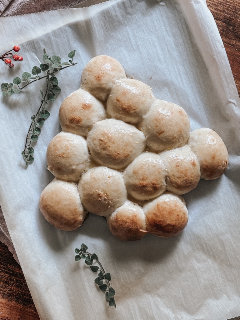 rolls on a pan in the shape of a christmas tree