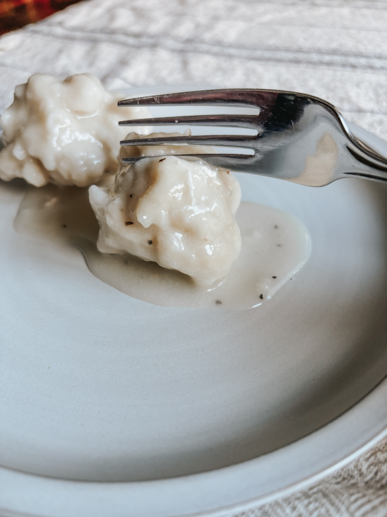 Plate with 2 sourodugh dumplings 